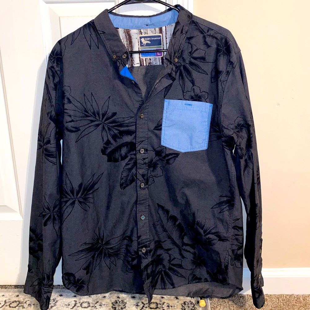 Modern Amusement men’s button down size Large